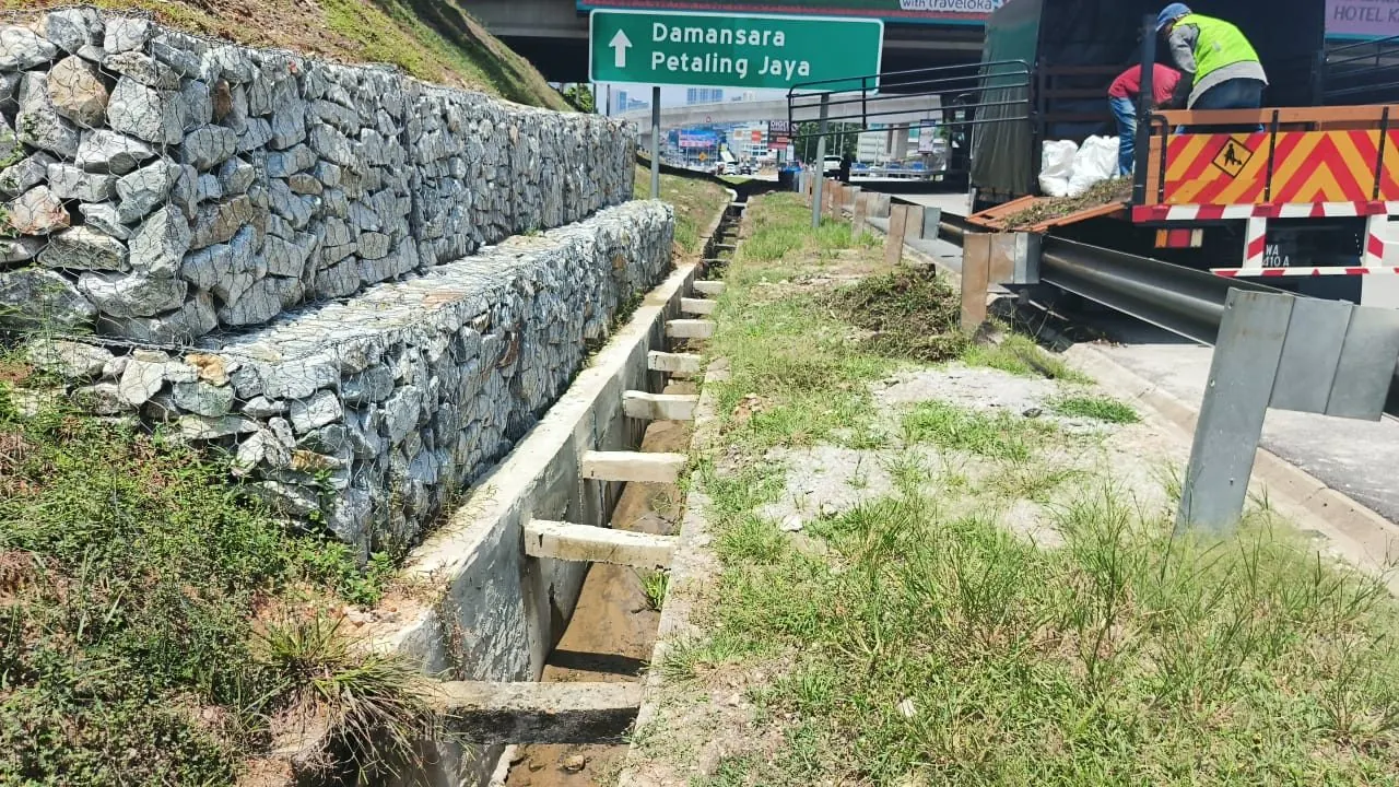 Gabion slope protection wall