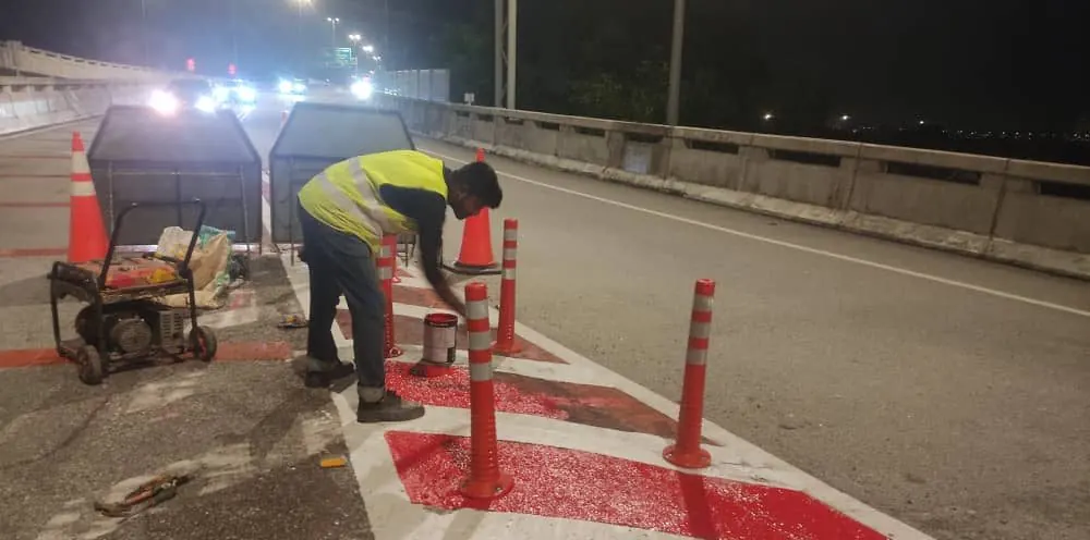 Flexible posts and road marking installed by AKSB